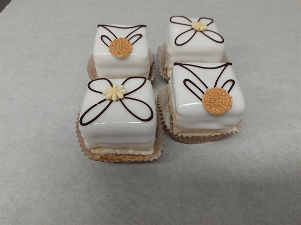 Petit four